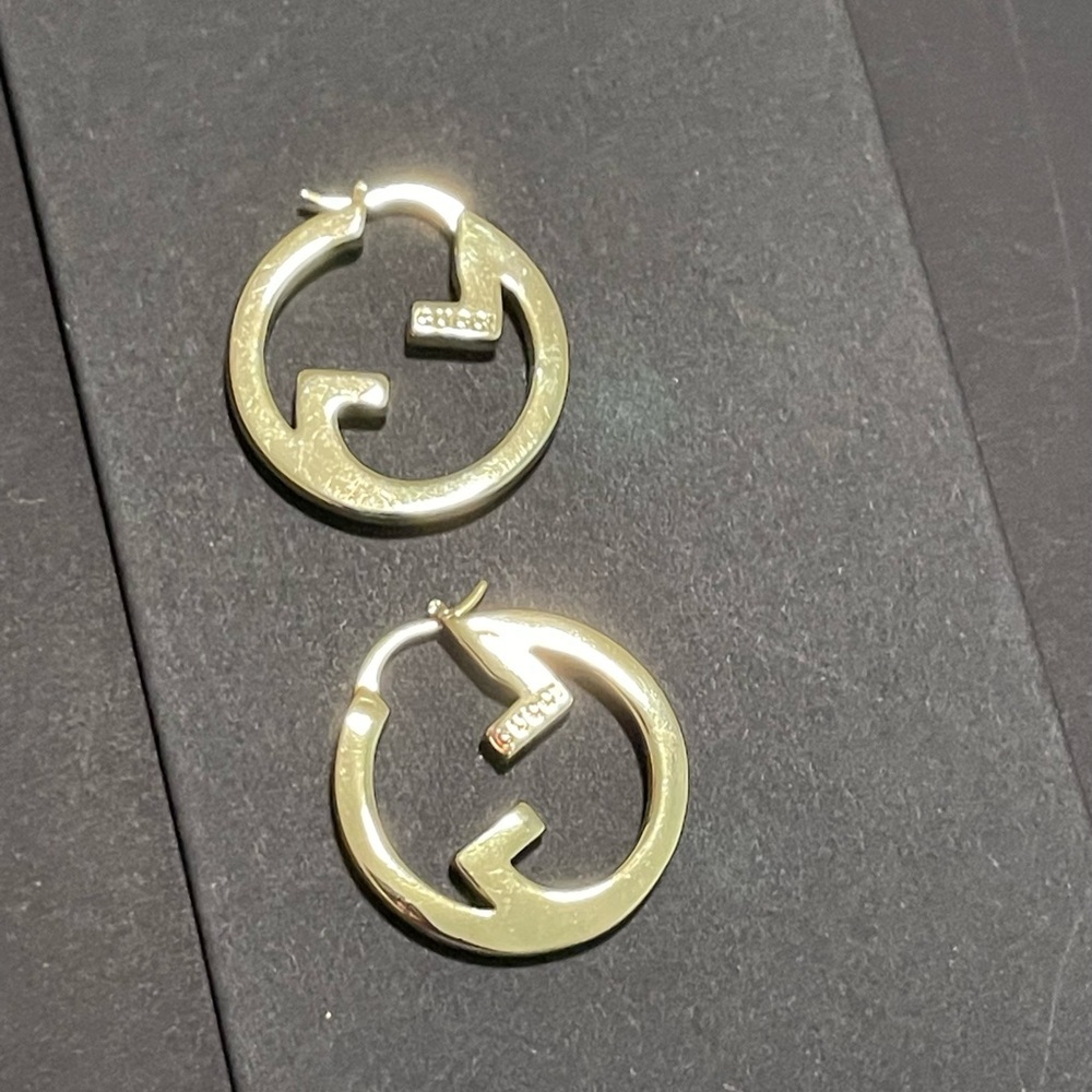 Elegant Gold or Silver Small GG Hoop Earrings - Picture 4 of 4
